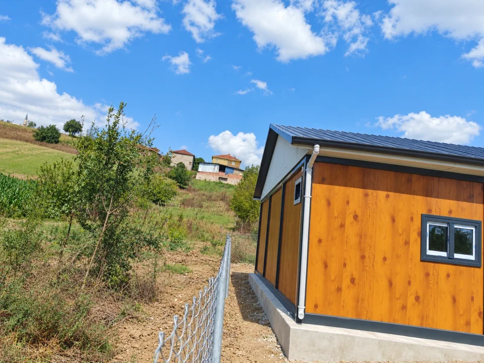 Ahşap cepheli, verandalı modüler yapı — Proje fotoğrafı