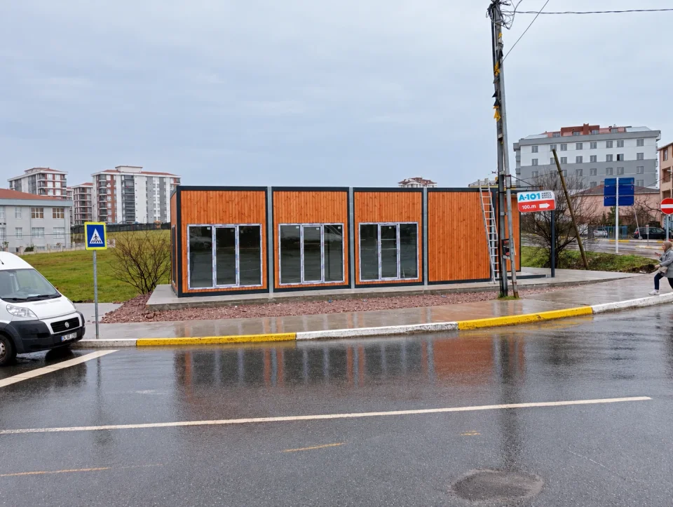 Ahşap cepheli modüler ofis — Proje fotoğrafı