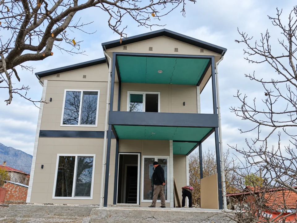 İki Katlı Verandalı Prefabrik Konut 02 — Proje fotoğrafı