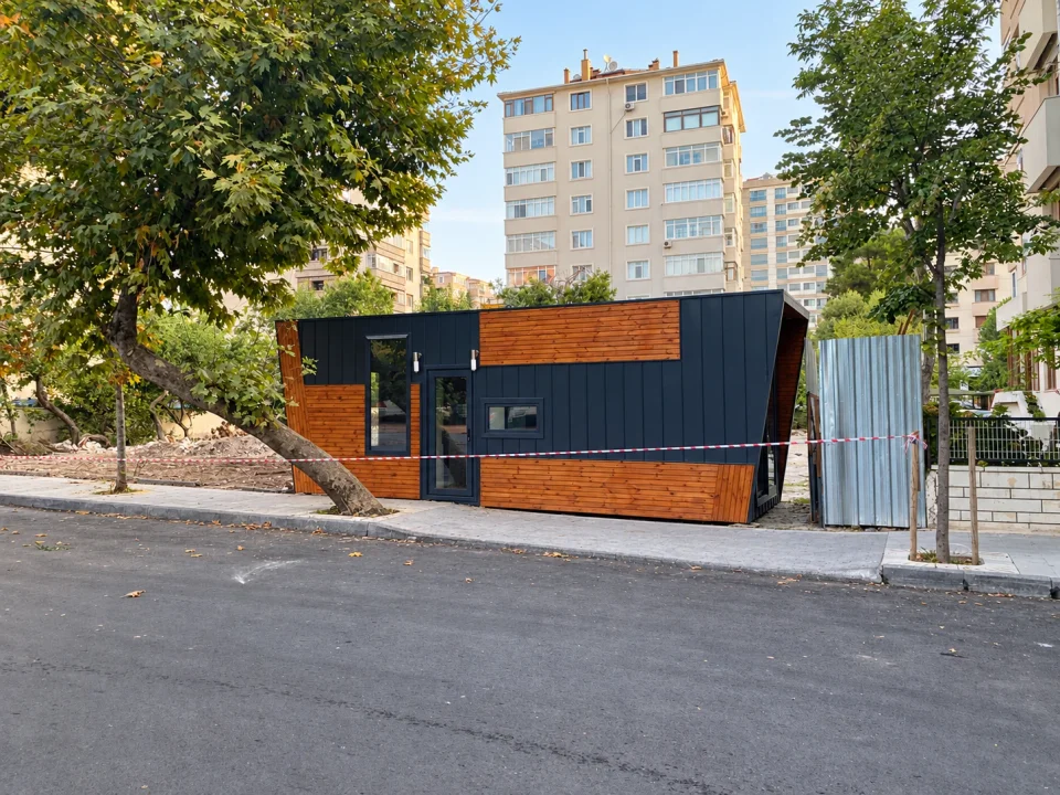 Ahşap kaplamalı modüler ticari yapı